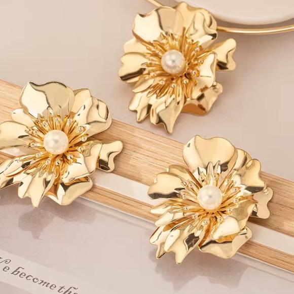 ZARA lux unique Gold Floral Pearl Earrings - Picture 5 of 5